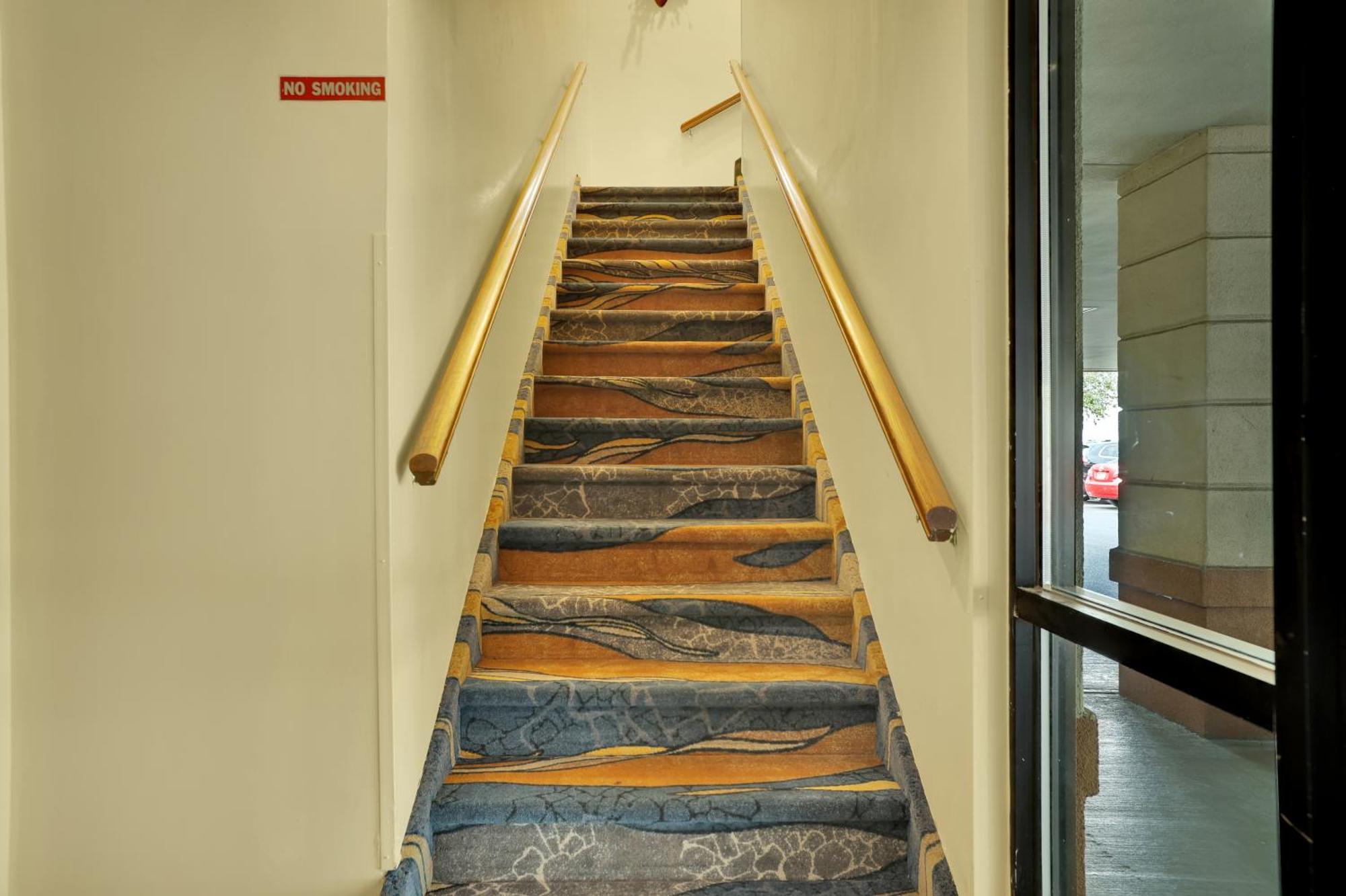 Horizon Inn Авенел Экстерьер фото